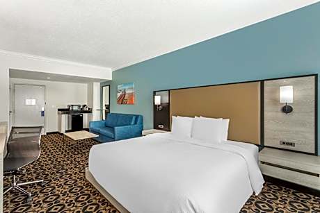 King Suite with Roll-In Shower and Spa Bath - Disability Access/Non-Smoking