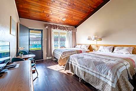 Classic Room - Two Double Beds with Wood Floor