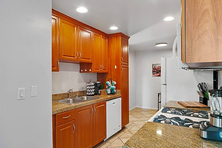 Beverly Hills Chic 2 bed 2bath with Patio and Parking 309