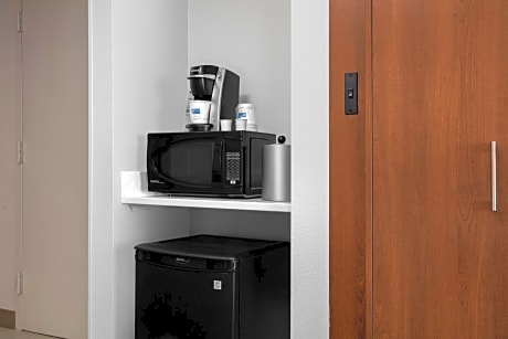 2 Queen Communications Mobility Accessible Tub