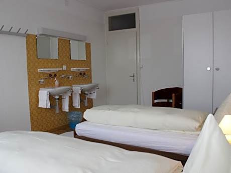 Doppelzimmer-Gemeinsames Badezimmer-DZ o. WC/D ECO