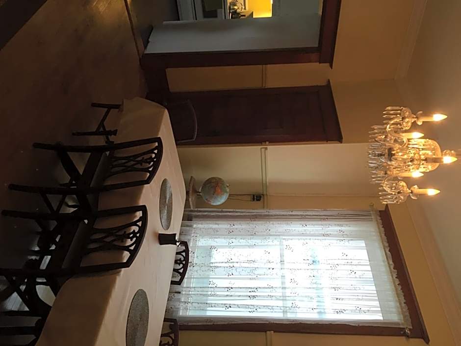 Le Petit Château Montebello B&B