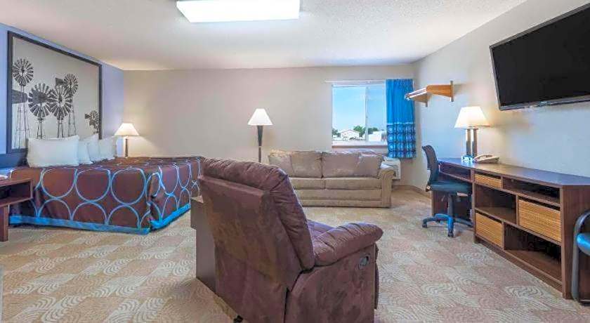 Super 8 by Wyndham Beloit