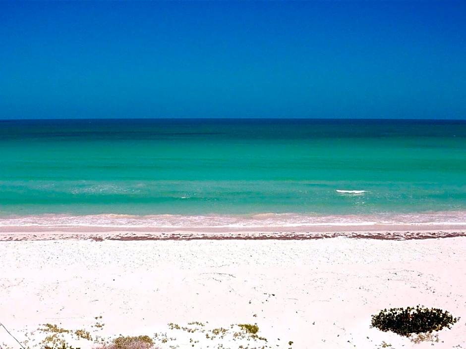 Antigua Lodge, 70 m from sandy beach