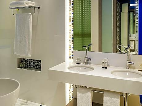 Luxury Room, 2 Twin Beds, Pool View, Private Terrace
