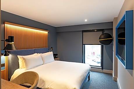 CLUB ROOM (FREE PARKING, GYM & POOL ACCESS)