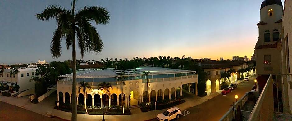 Palm Beach Hotel with Juliette Balconies! 2 blocks from beach! Historic Landmark