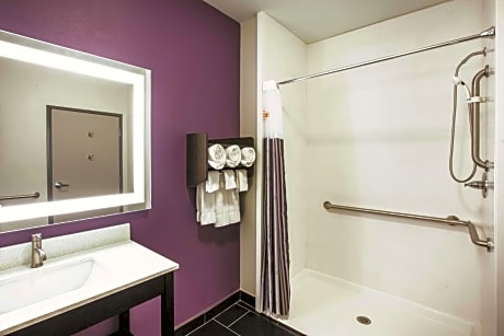 King Suite - Mobility/Hearing Accessible with Bath Tub - Non-Smoking