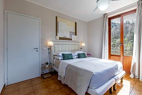Standard Double Room with Lake View