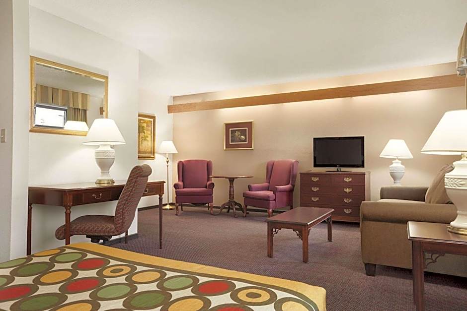 Super 8 by Wyndham Milwaukee Airport