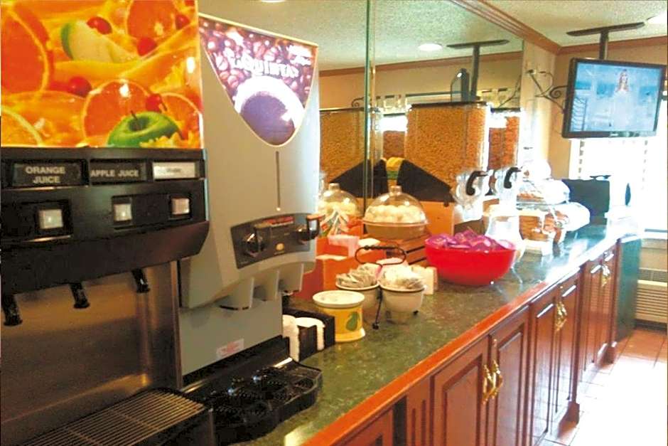 La Quinta Inn & Suites by Wyndham Detroit Southgate