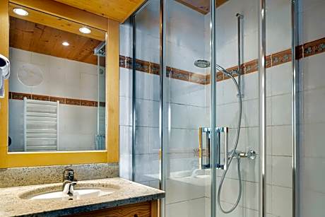 Triple Room with Balcony and Mountain View