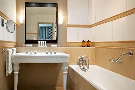 Junior Suite, 1 King, Sea view, High floor, Balcony