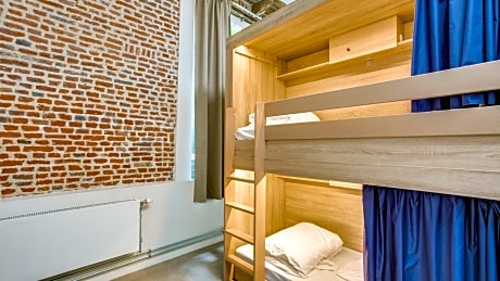 Room for 8 people with shared bathroom