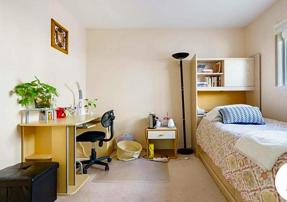 Helen's House / Close to Skytrain and Airport