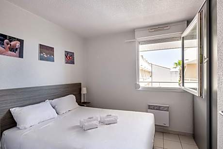 Apartment with Pool View