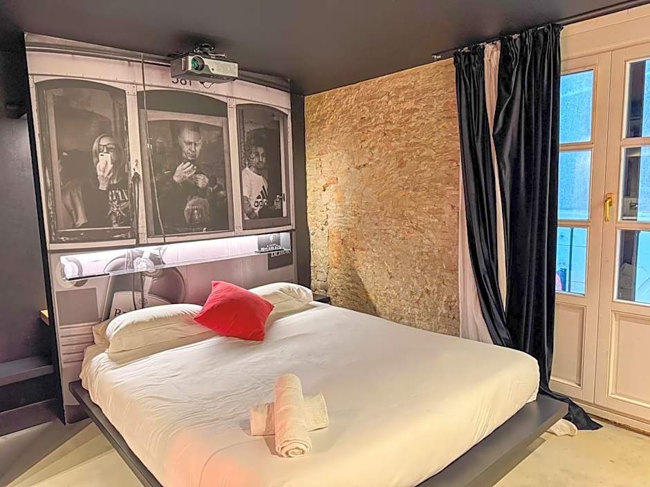 The Black Boutique -- Turistea Suites