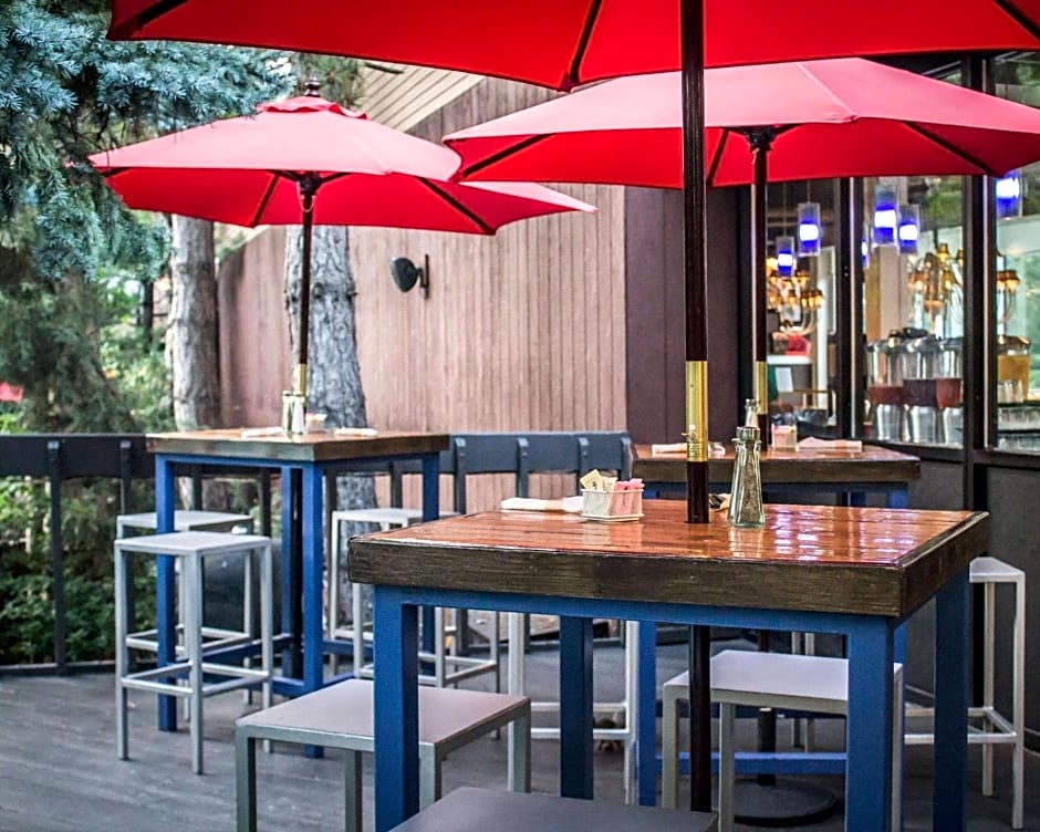 The Woodlands Inn