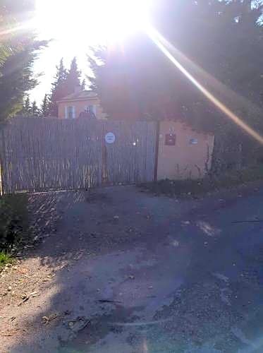 Grande chambre indépendante avec salle de bain à la campagne