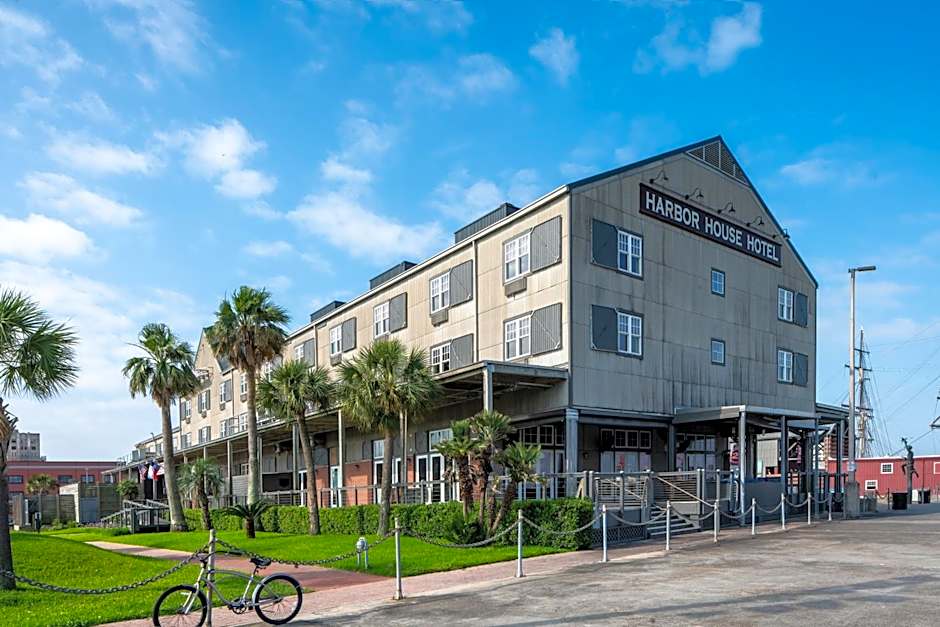 Harbor House Hotel and Marina at Pier 21