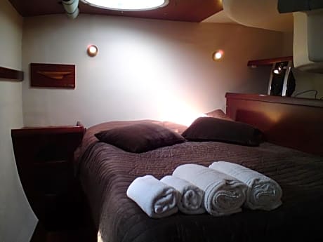 Boat-Comfort-Ensuite with Shower-Sea View