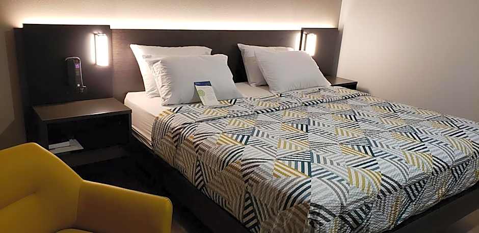 Photo 1 of 8 of Deluxe 1 King Bed