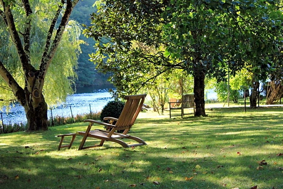 Le Manoir des Pélies Gîte et Chambres d'hôtes de charme à 7kms de Conques Spa, Piscine, Rivière, Thermes de Cransac