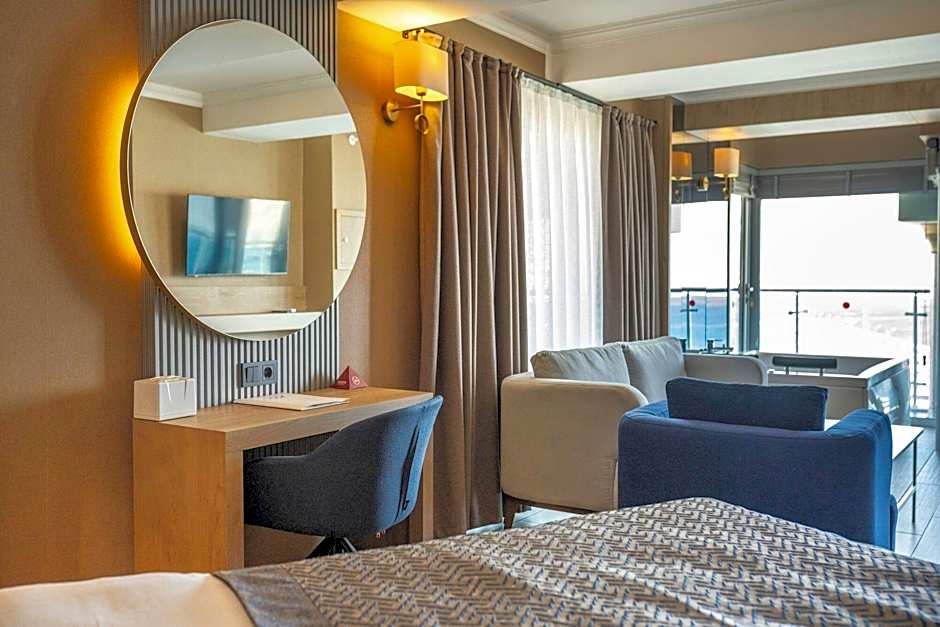 Numa Port Hotel