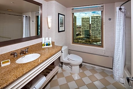 1 King Bed City View