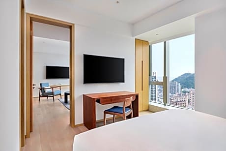Deluxe King Suite with Kitchen