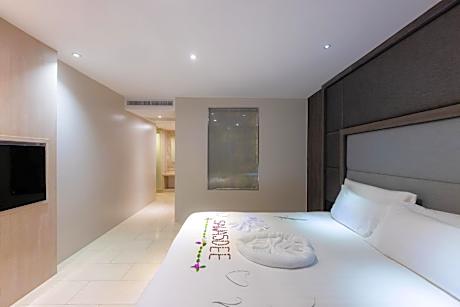 Deluxe Queen size bed