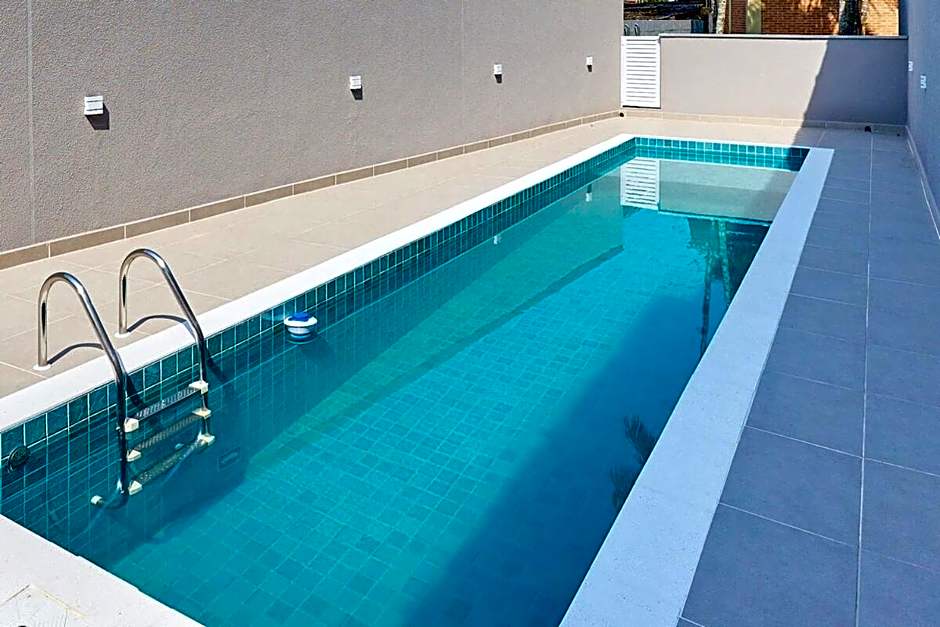 BH28: 1 Quadra d Praia, Ar, Churrasqueira, Piscina