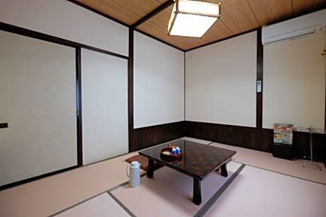 Japanese-Style Economy Room with Mountain View