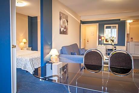 Family Room (2 Adults + 2 Children)