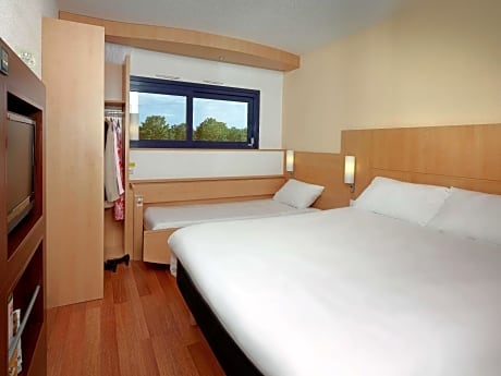 Standard Room with 1 Double and 1 Single Bed