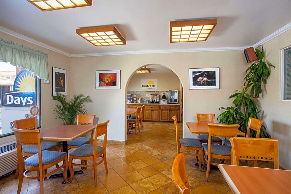 Days Inn by Wyndham Anaheim Near the Park