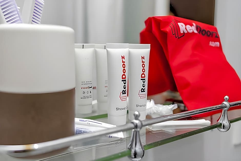 RedDoorz Plus near Camella La Brisa Lapulapu