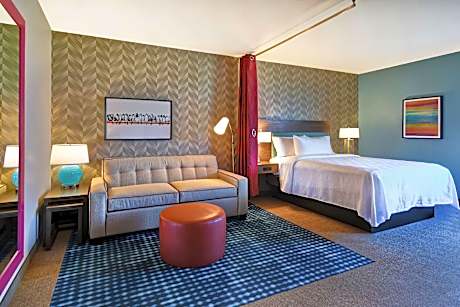 1Queen Mobilty/Hearing Access Tub Studio Nosm