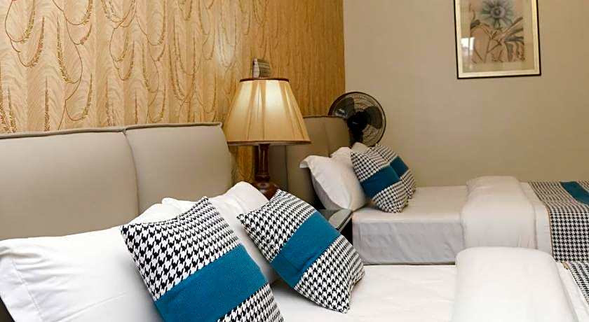 Cromwell Courtyard Hotel 