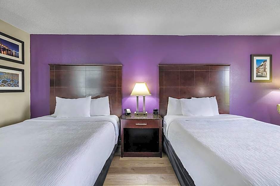 La Quinta Inn & Suites by Wyndham Louisville East
