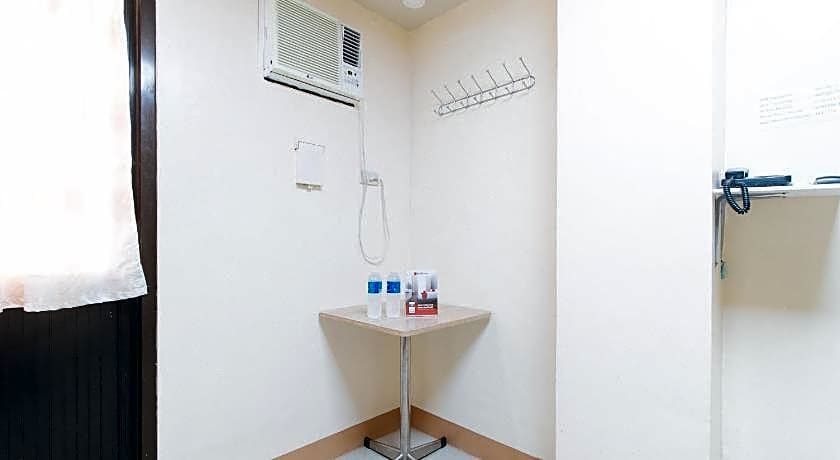 RedDoorz @ Isabelita Hotel Tugegarao