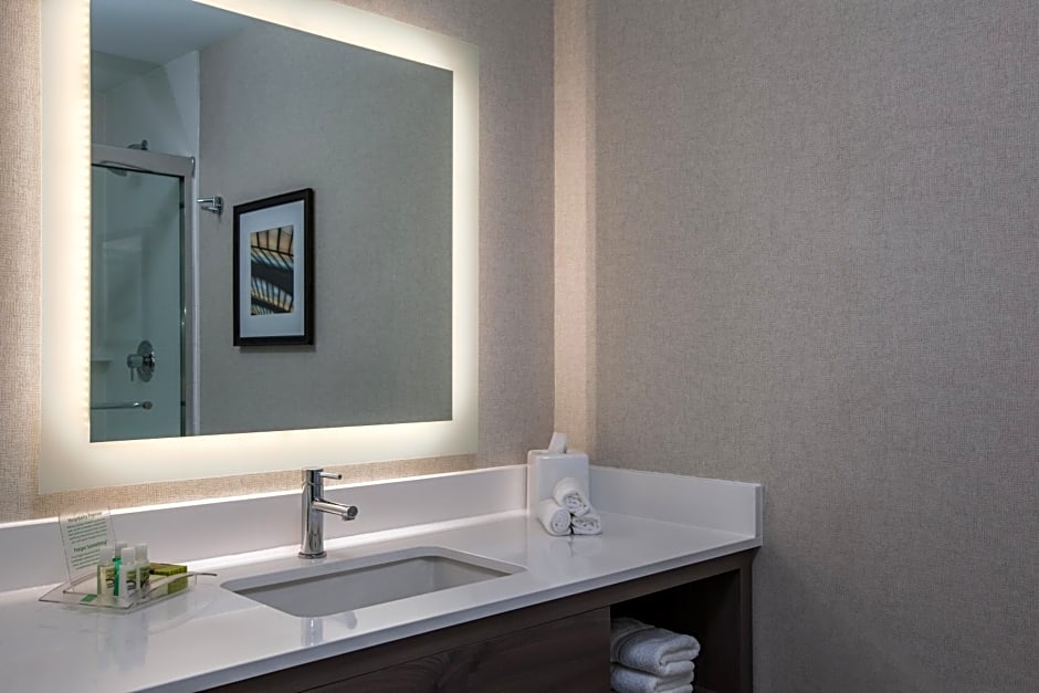 Holiday Inn Cleveland Clinic, an IHG Hotel