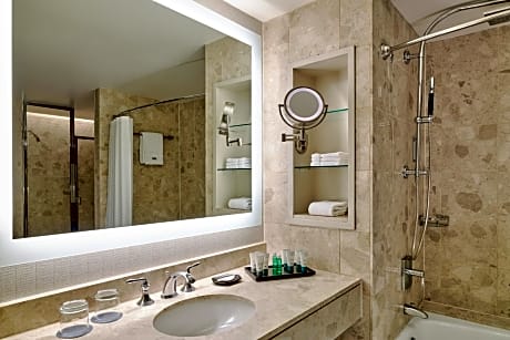 Deluxe Room, 1 King Bed, City View