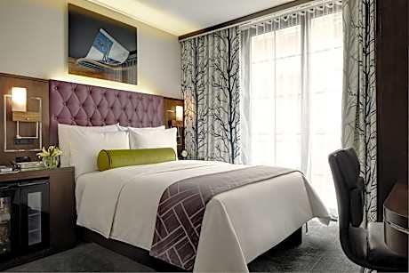 Classic Queen Guest Room With Tub