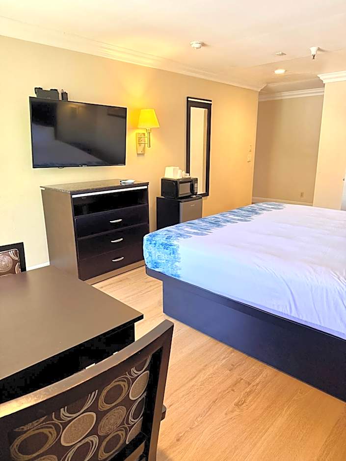 Photo 1 of 8 of Deluxe 1 King Bed