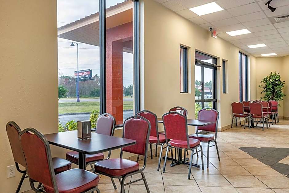 Econo Lodge Inn & Suites Maingate Central