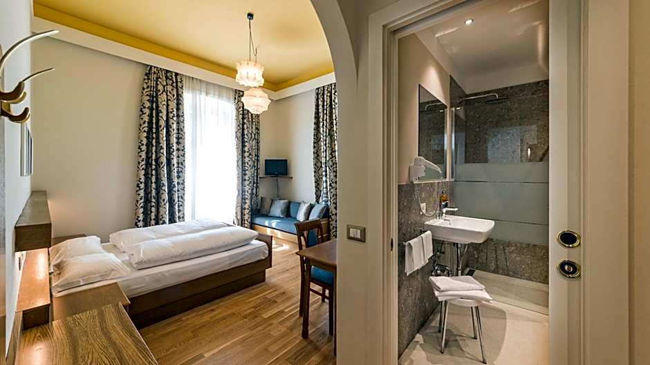 Foto 1 di 7 di 1 Double Bed or 2 Beds