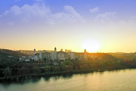 Business King Room with 180 Degree Scenic View