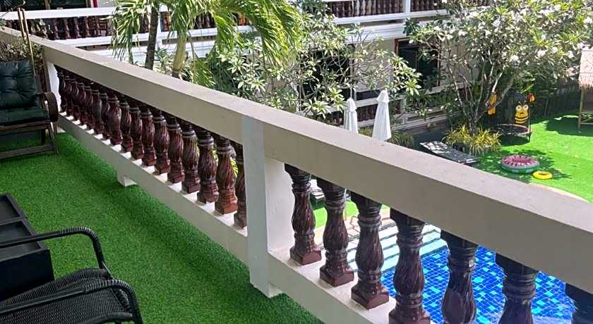 Tropical Palm Resort.