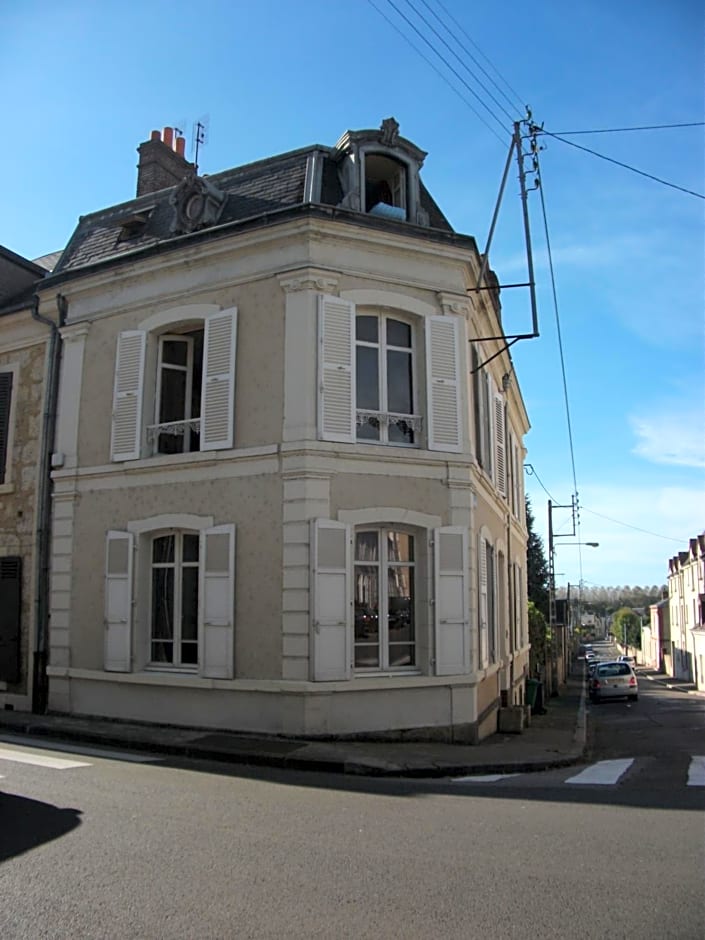 Centre ville, chambre indépendante 20m2 et sa salle de bain privée